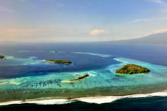This image displays a section of the Marovo Lagoon i the Solomon Islands