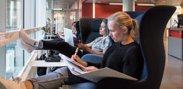 Studenter leser på Bibliotek for medisin