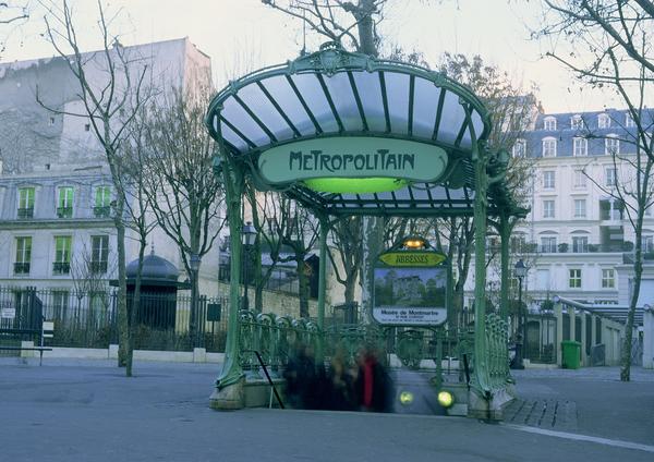 Bilde av metrostopp i Paris