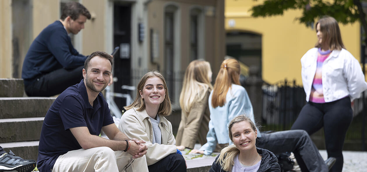 Studenter sitter ute i en trapp