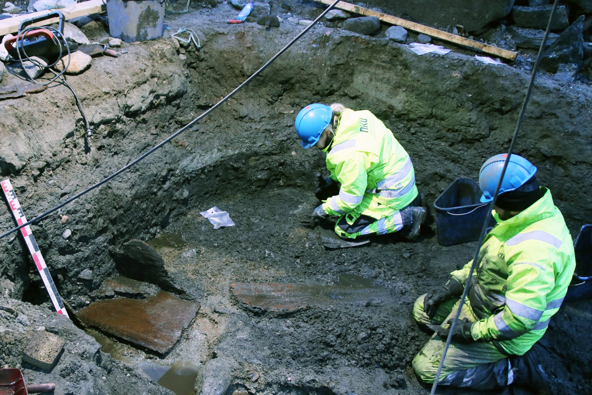 To arkeologer gjør utgravinger