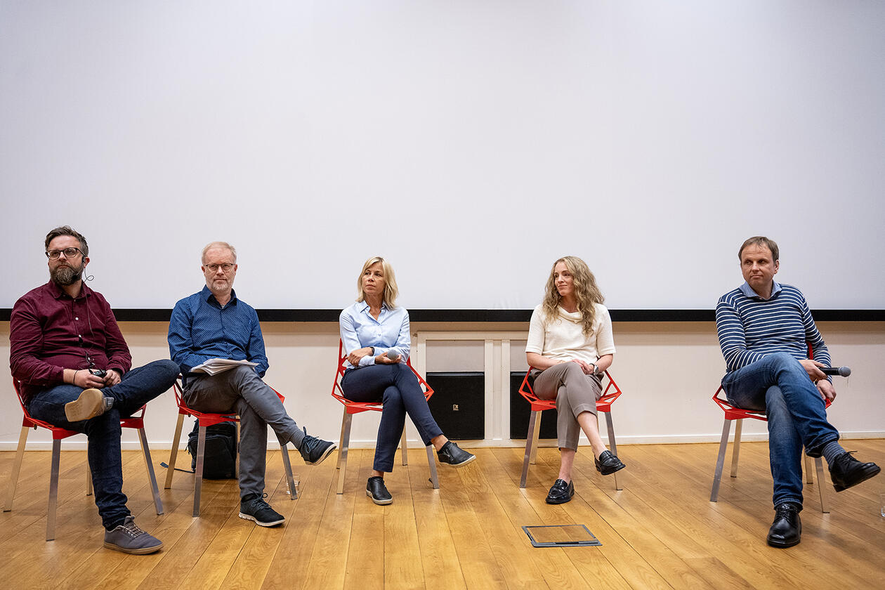 Debatantene Inga Berre, Erlend Grong, Gunnar Fløystad, Hans Skaug og Sigrunn Eliassen.