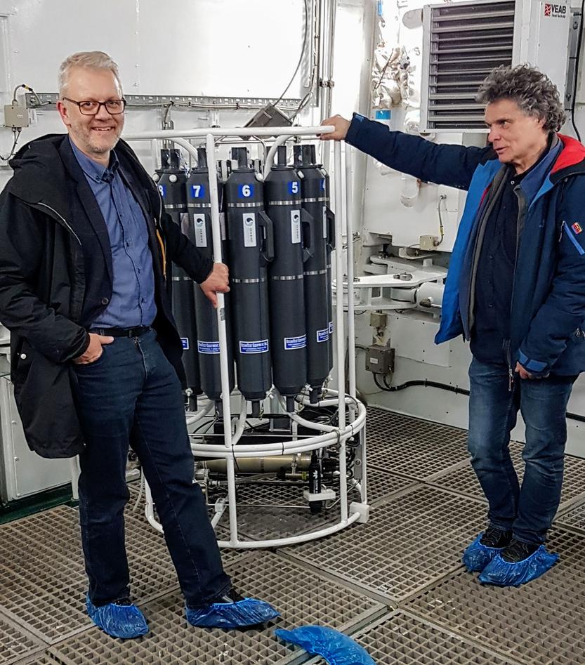 Nils Gunnar Kvamstø og Kjell Arild Orvik fra Geofysisk Institutt inspiserer CTD-en ombord på FF Kronprins Haakon