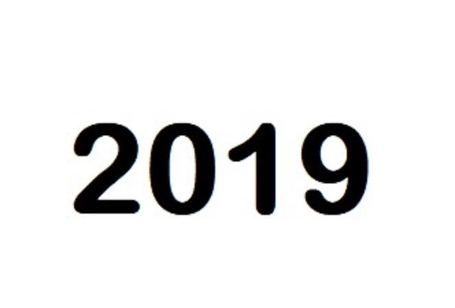 Årstallet 2019 i svart mot hvit bakgrunn