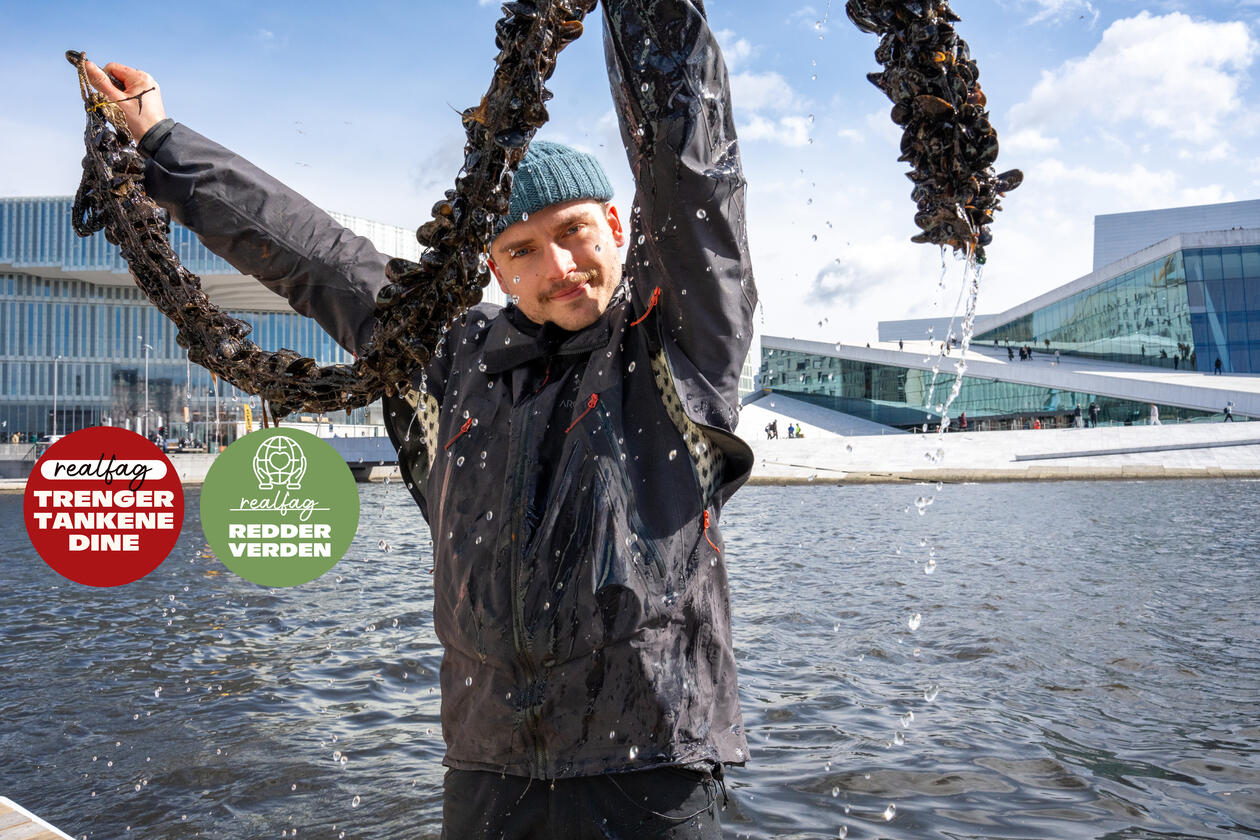 Aksel Borge Harbo med en blåskjellstrømpe i forkant av Den Norske Opera & Ballett.