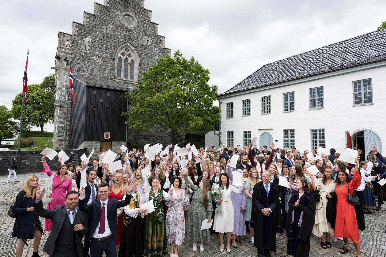 Alle bachelorkandidater ca 220 stykker, samlet i borregården ute ved Håkonshallen. Mange ler og holder diplomet over hodet.