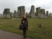 Bilde av dame ved Stonehenge i UK (Steiner)