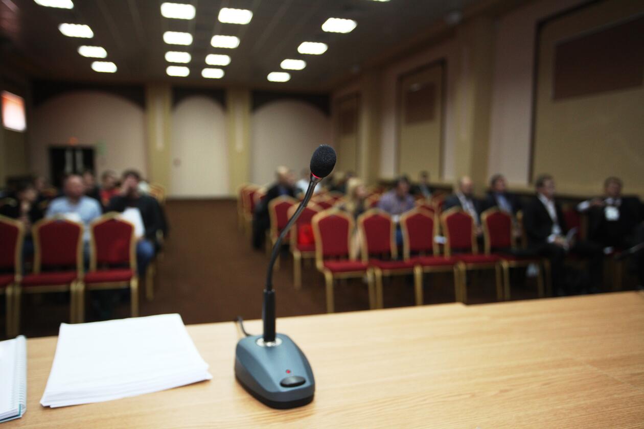 Mikrofon på bord i konferansehall