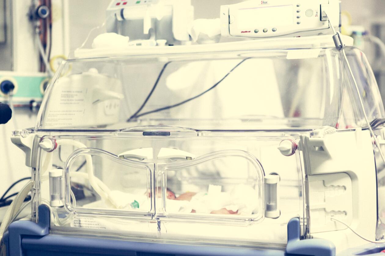 Inkubator med baby på innsiden