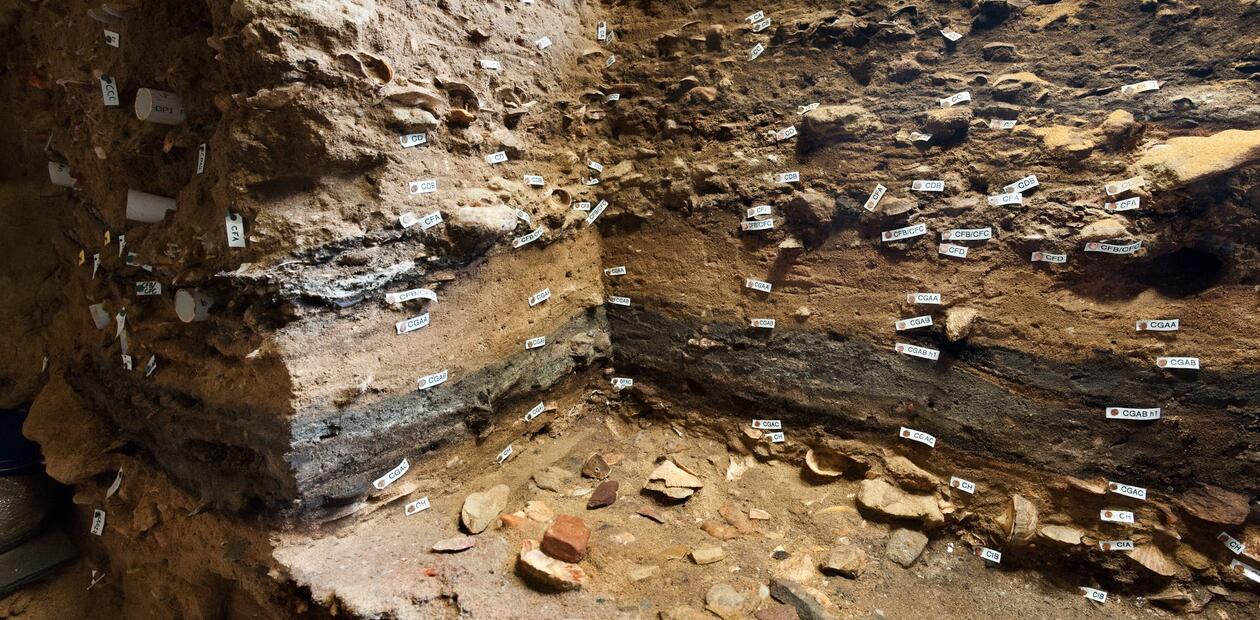 stratigrafi/jordlag i arkologisk utgravning i Blombos hulen
