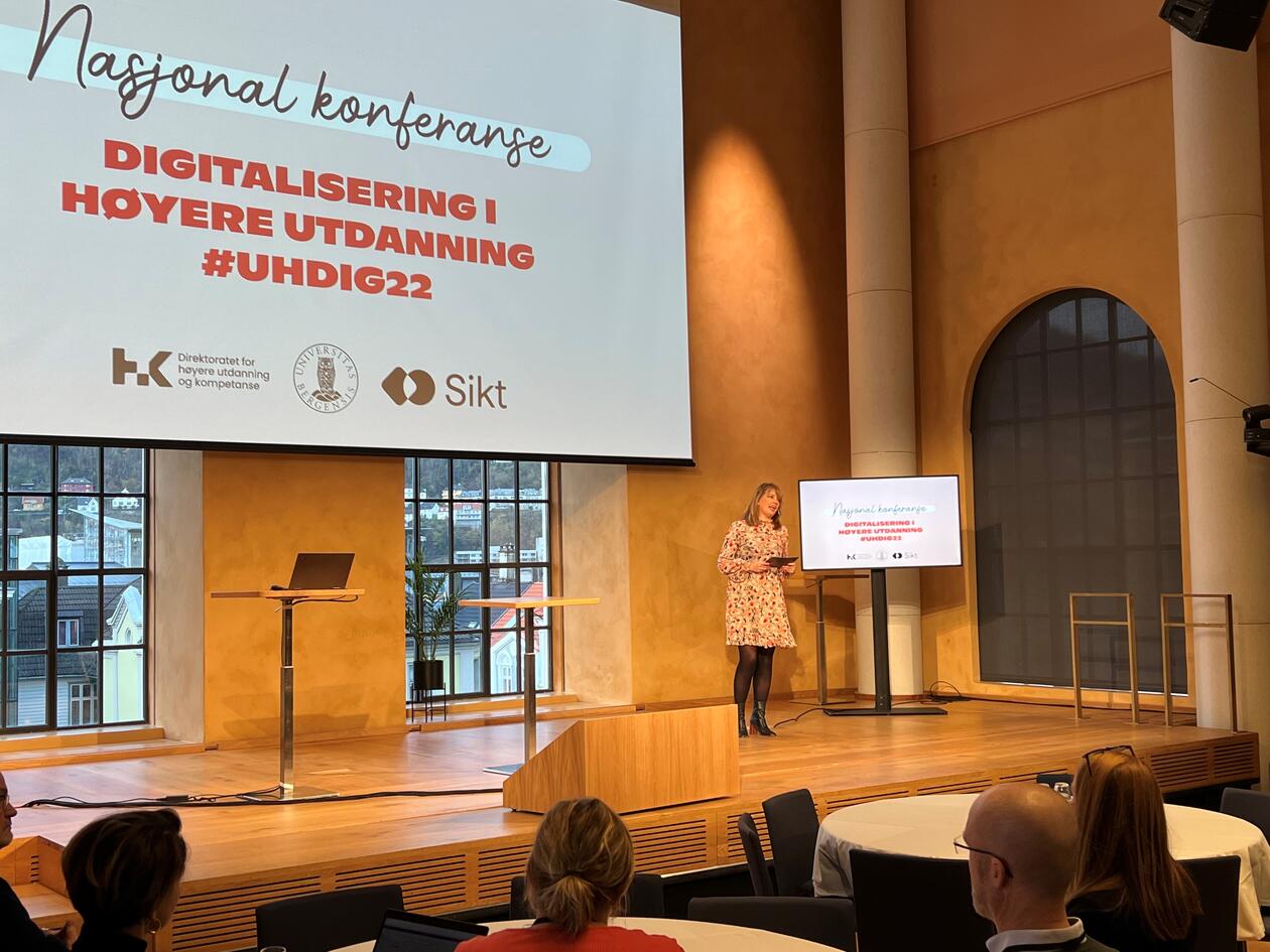 Anne Marit Bjørneflaten holder åpningstale på konferansen Digitalisering i høyere utdanning