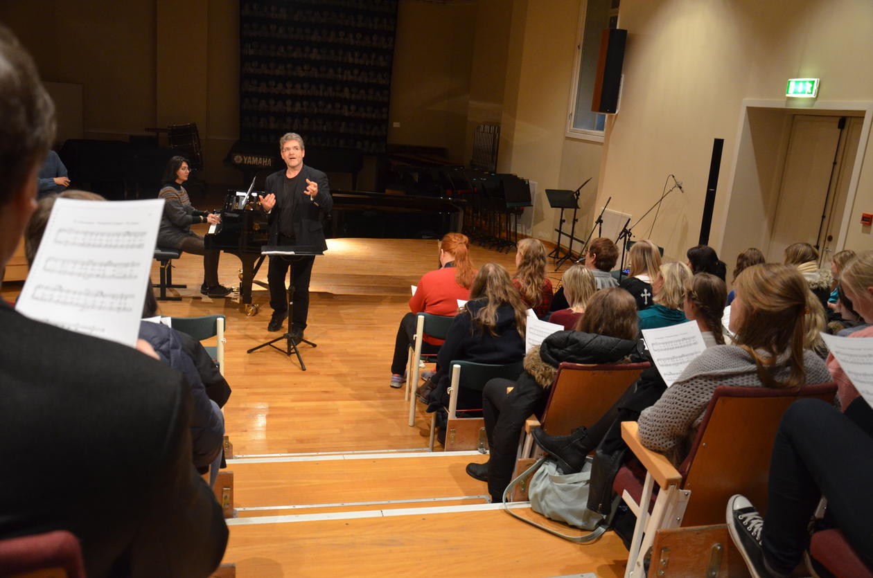 All visitors contibuted in singing Edvard Griegs "Pinsesalem", conducted by teacher Helge Haukås.