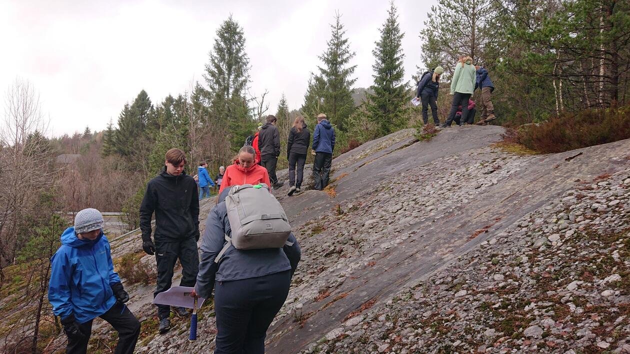 Studenter ute i felt i skråning på fjell