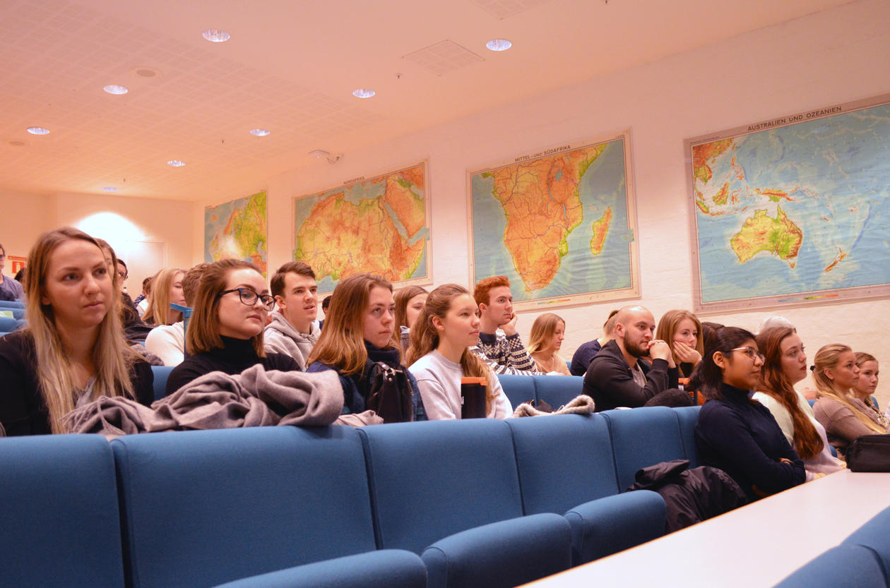 Studenter i auditoriet SV-bygget