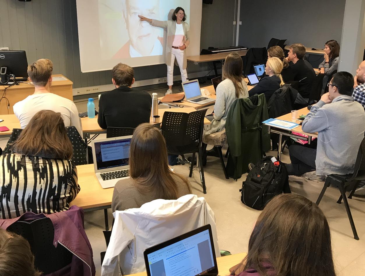 Bettina Husebø underviser medisinstudenter