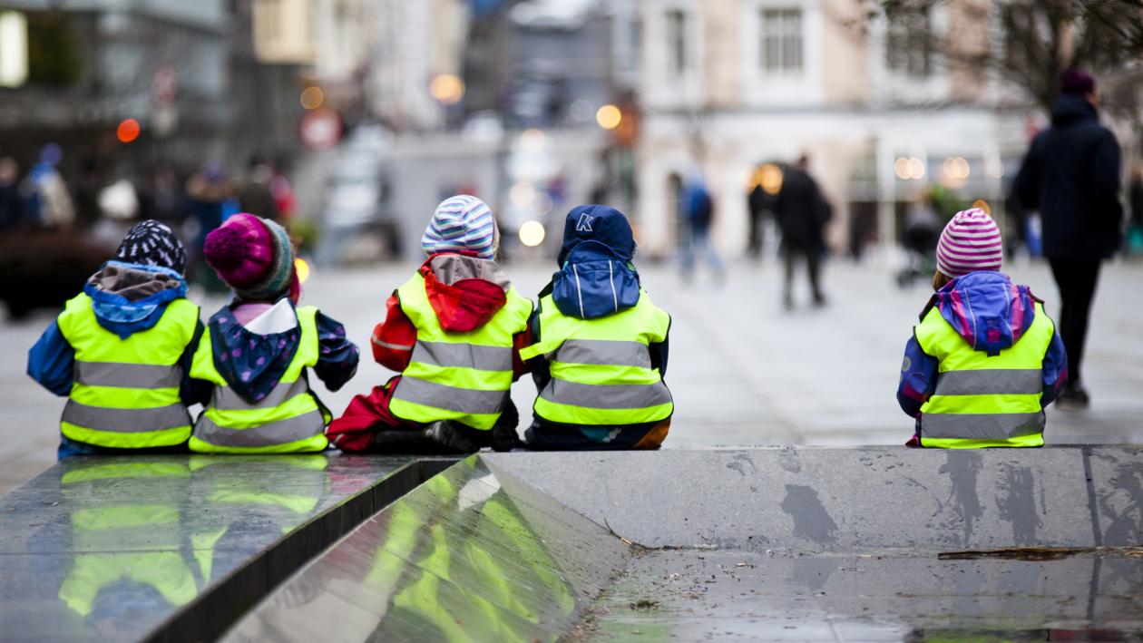 Barn med refleksvest på Torgalmenningen