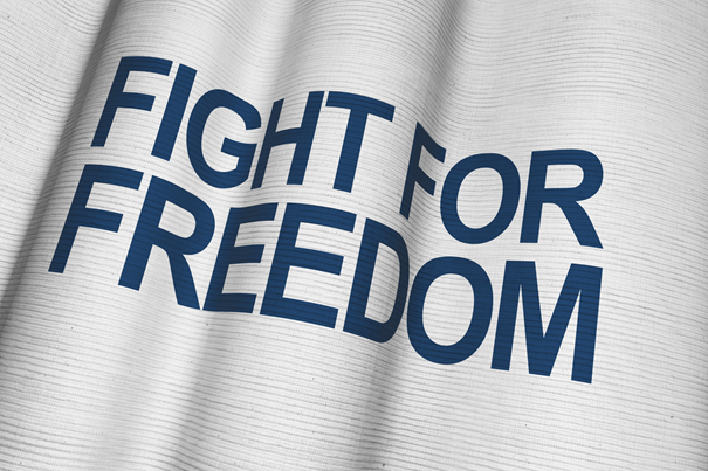 Hvitt flagg med teksten "Fight for freedom" i blått