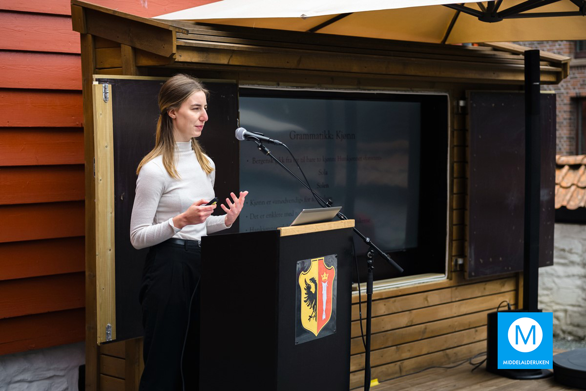 Celine Weisenfeld holder foredrag i Schøtstuene.