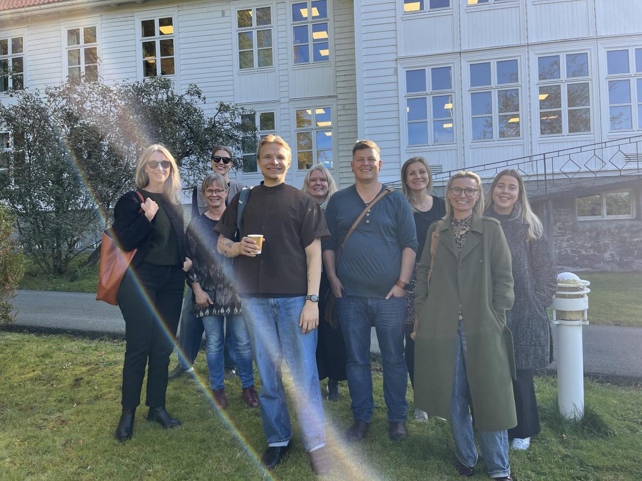 Bildet viser ni av medlemmene i forskergruppen som møttes 1. oktober på NLA Høgskolen, campus Kalfaret.