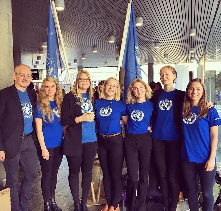 Praksisstudenter i FN-sambandet Vest på stand