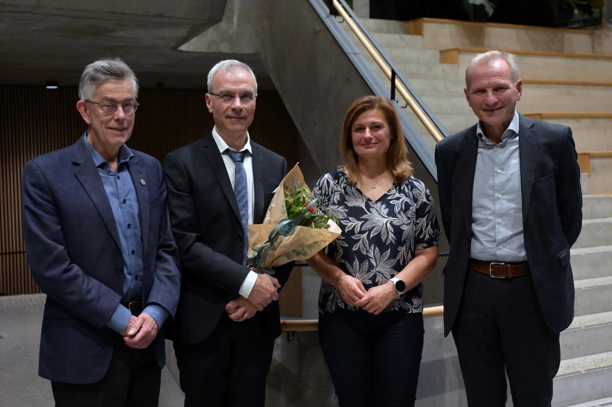 Dekan Per Bakke, med prisvinner Gjertsen, Pinar Heggenes og Eivind Hansen. 