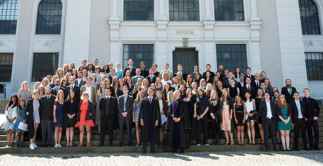 Alle deltakerne på Bachelorseremonien 2016 i solskinnet foran den ærverdige museumsbygningen
