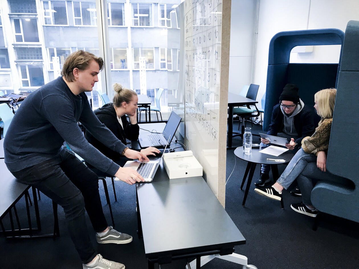 How do readers navigate through news sites? Students at UiB conducted evaluations with biometrical equipment and gained valuable insights into reader behaviour. You can access their evaluations of national media such as Aftenposten, VG and NRK at the bott