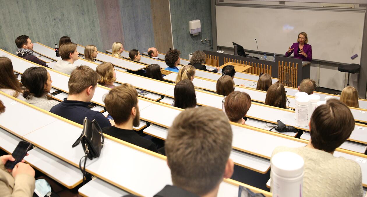 Bilde av Anniken Huitfelt med studenter