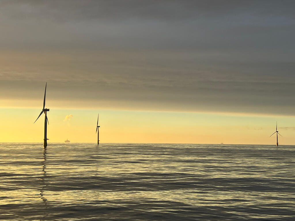 Havvindturbinar i solnedgang