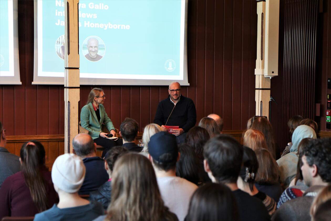 UiB-rektor Margareth Hagen og tv-produsent James Honeyborne kunne 2. november annonsere samarbeidet om den nye Netflix-serien «Our Oceans» i et arrangement i Tårnsalen på Universitetsmuseet. Se flere bilder fra arrangementet ved å bla til høyre eller vens