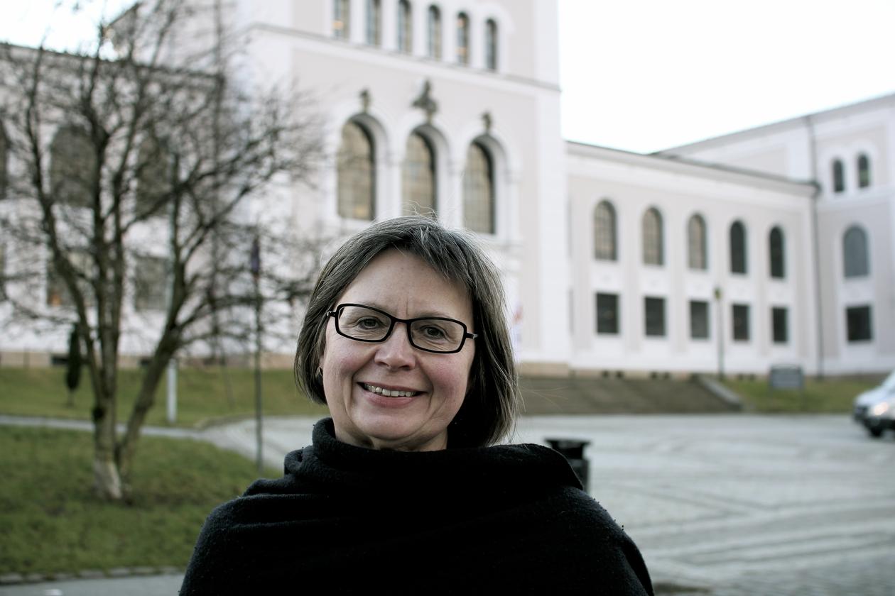 Kari Tove Elvbakken foran Universitetsmuseet