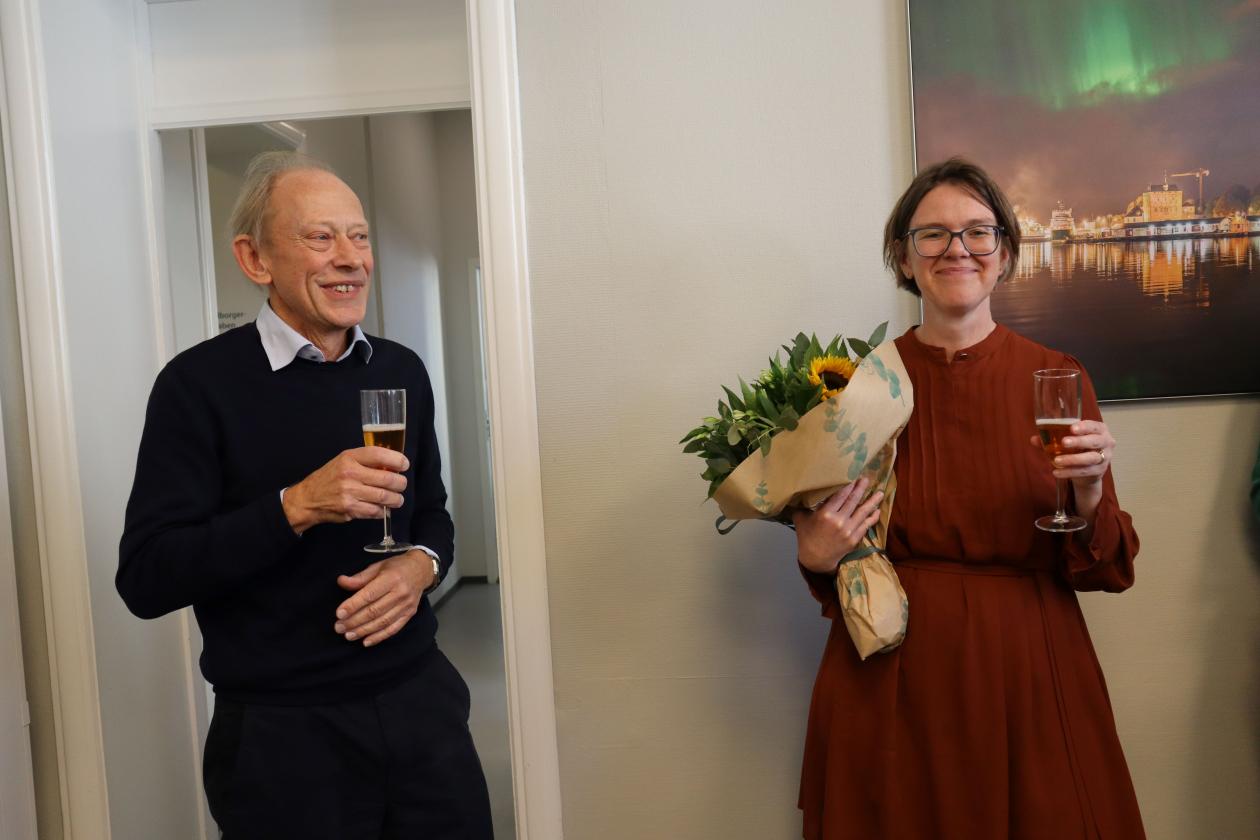 Overekkelse av blomster Elisabeth Ivarsflaten og dekan.