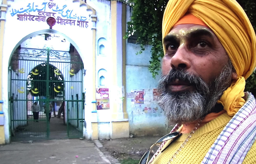 Panditji, hindupresten, med Sikh-turban på besøk til en muslimsk Sufi-grav. 