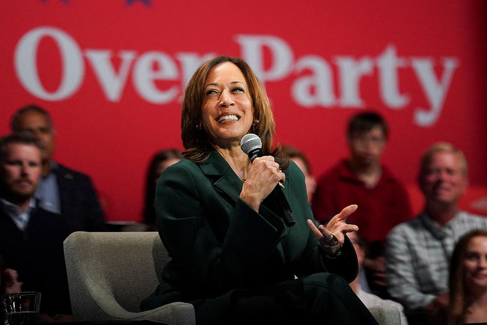 Kamala Harris snakker i mikrofonen