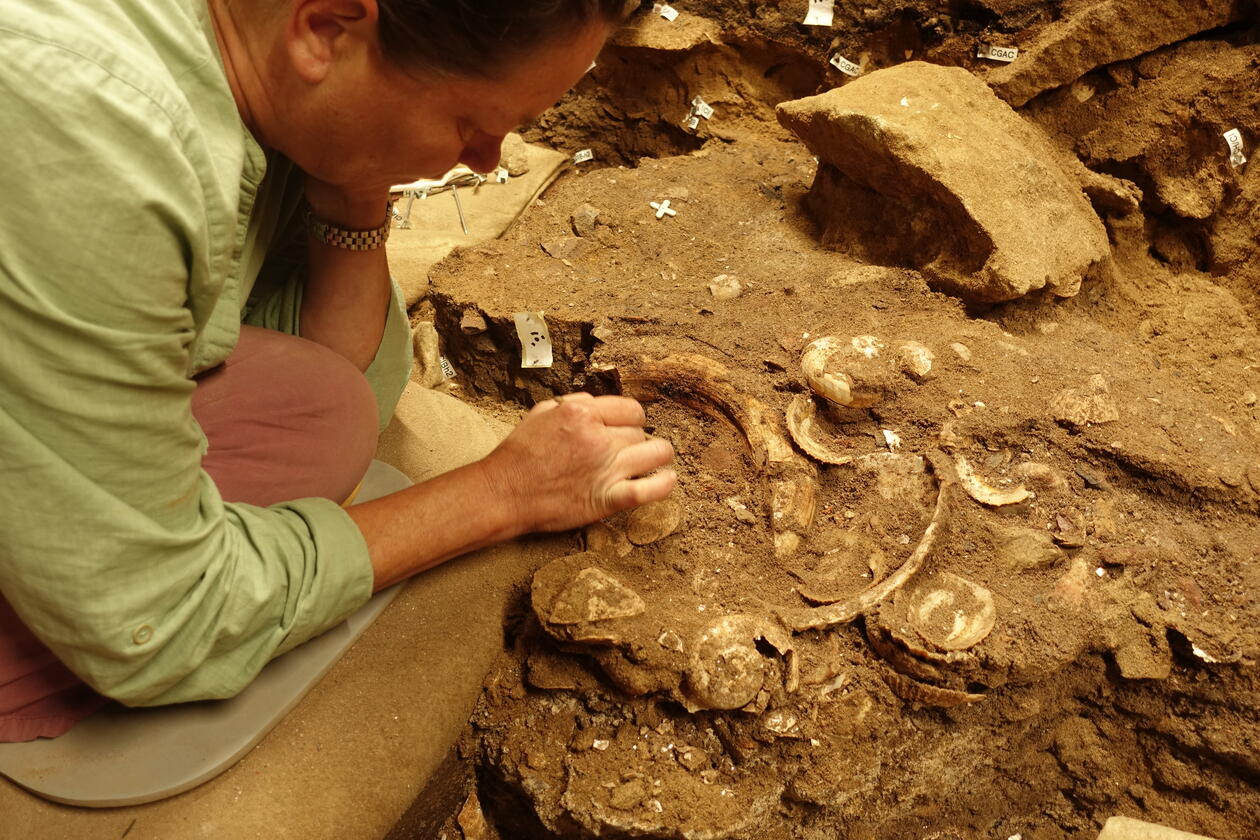 Image of SapienCE researcher Karen van Nierkerk excavating in Blombos Cave