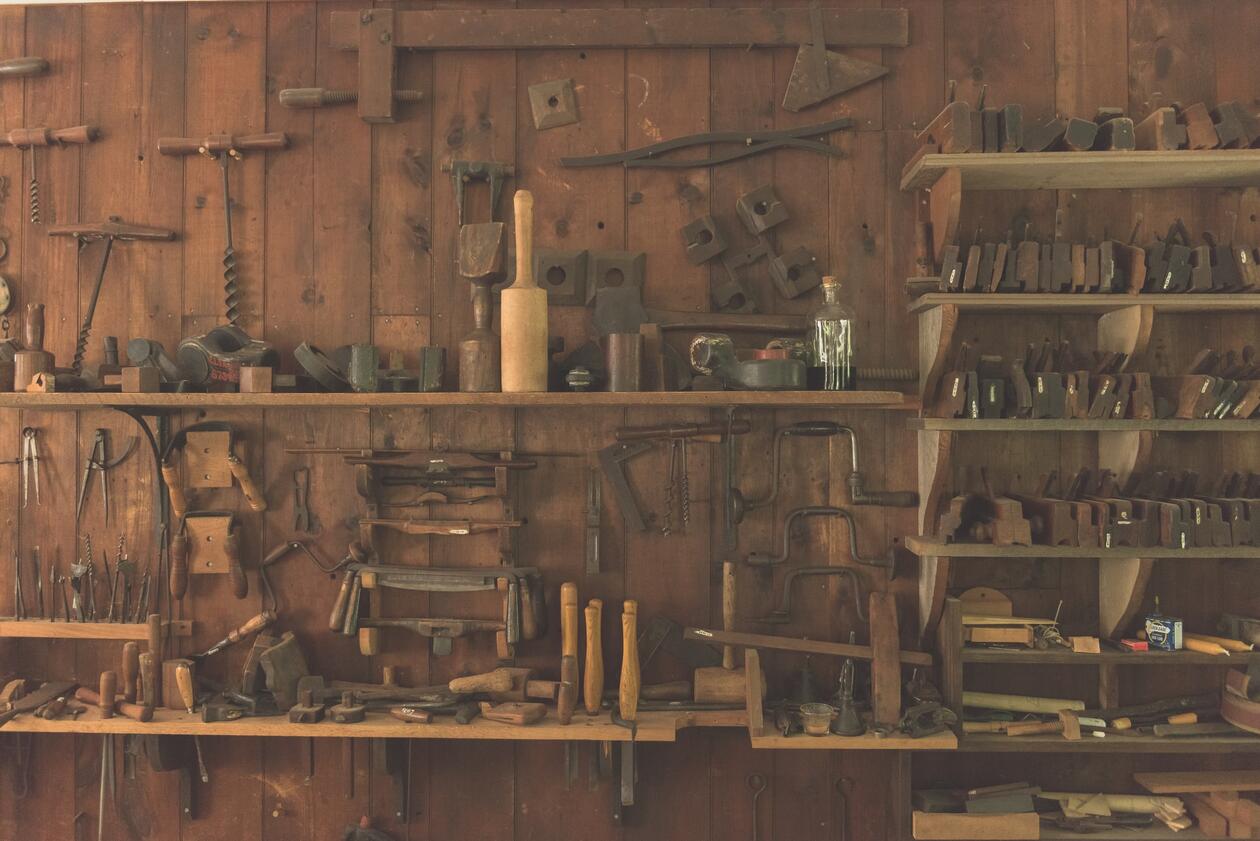 Vintagebilde av en vegg med eldre typer verktøy