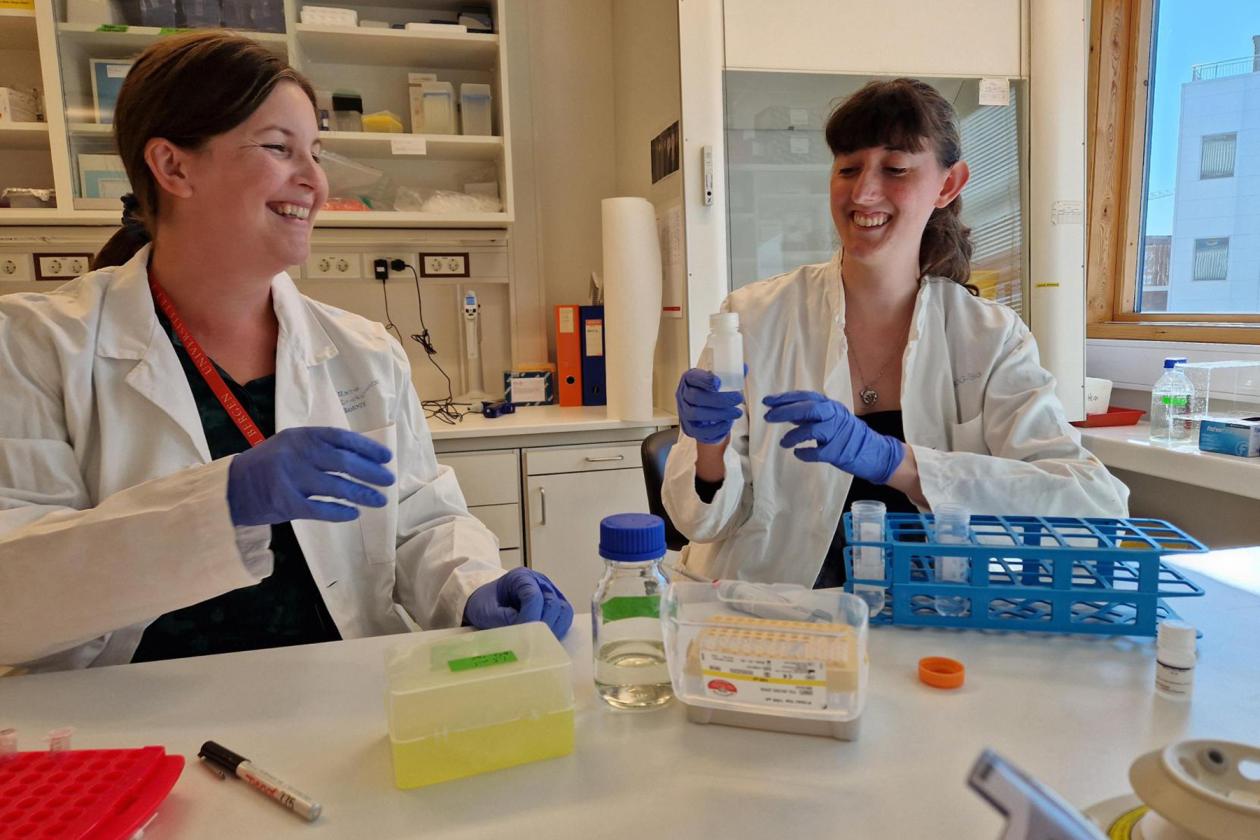 Virginie workin in the lab with colleague