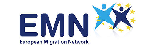 Forkortinga EMN, med det fulle namnet European Migration Network under, to strekfigurar i lyseblått og mørkeblått med EU-stjernene i ein krans rundt seg til høgre for teksten