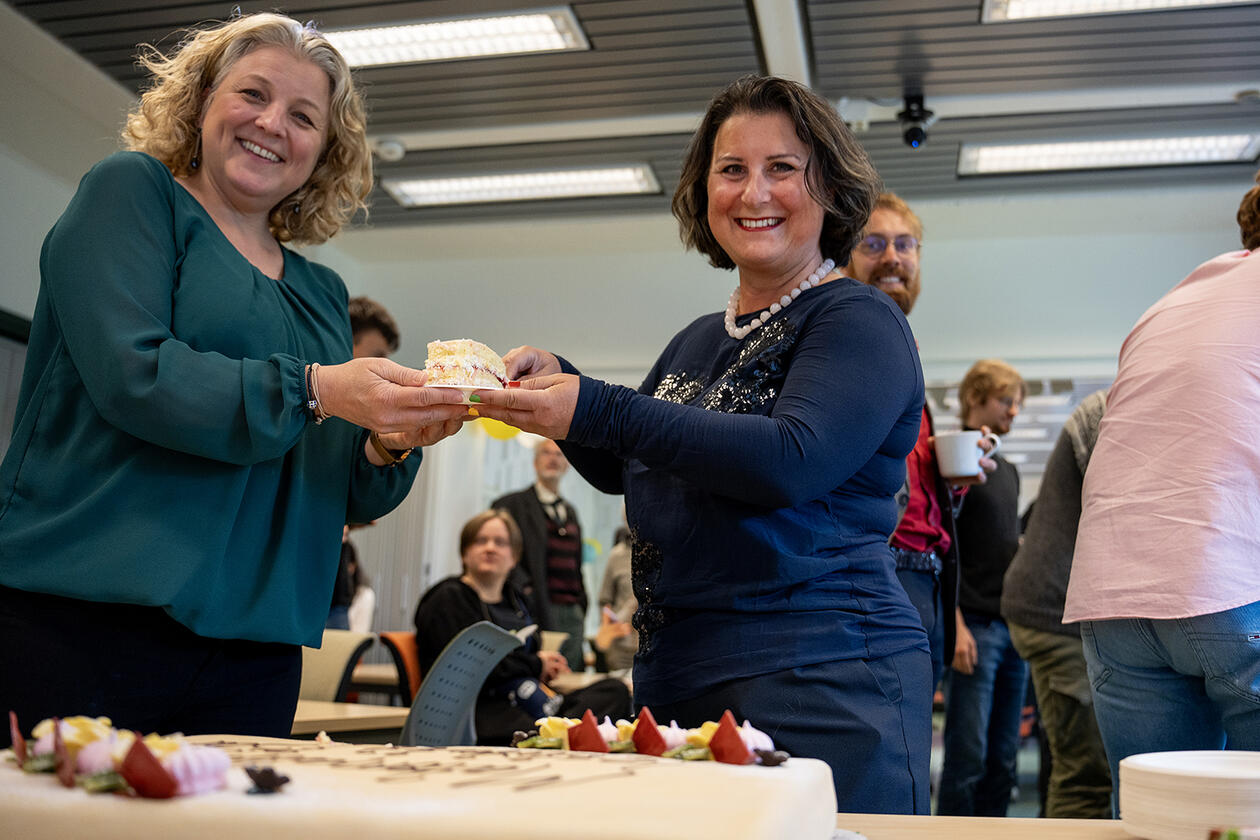 Instiuttleder Antonella Zanna Munthe-Kaas deler ut kake under 75-års jubileet til institutt for matematikk