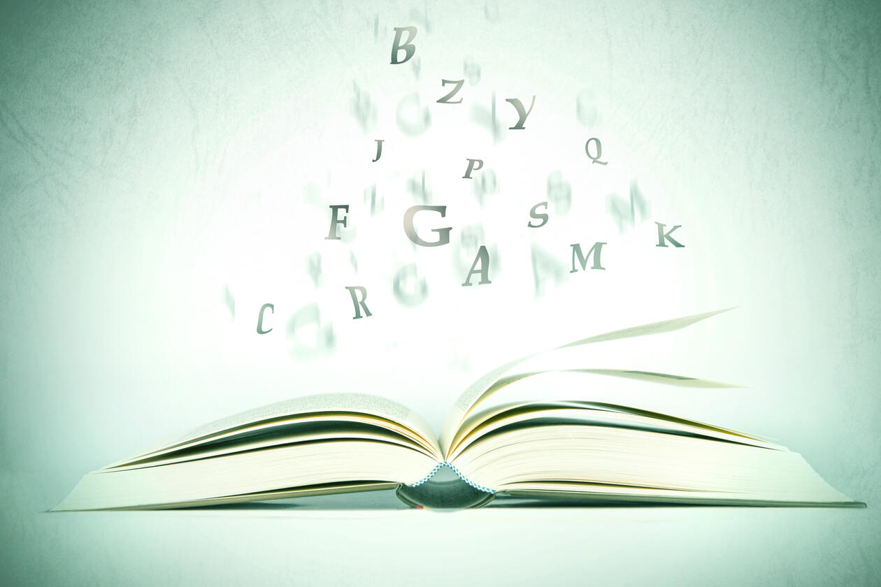 Bilde av bok med bokstaver som flyter ut 