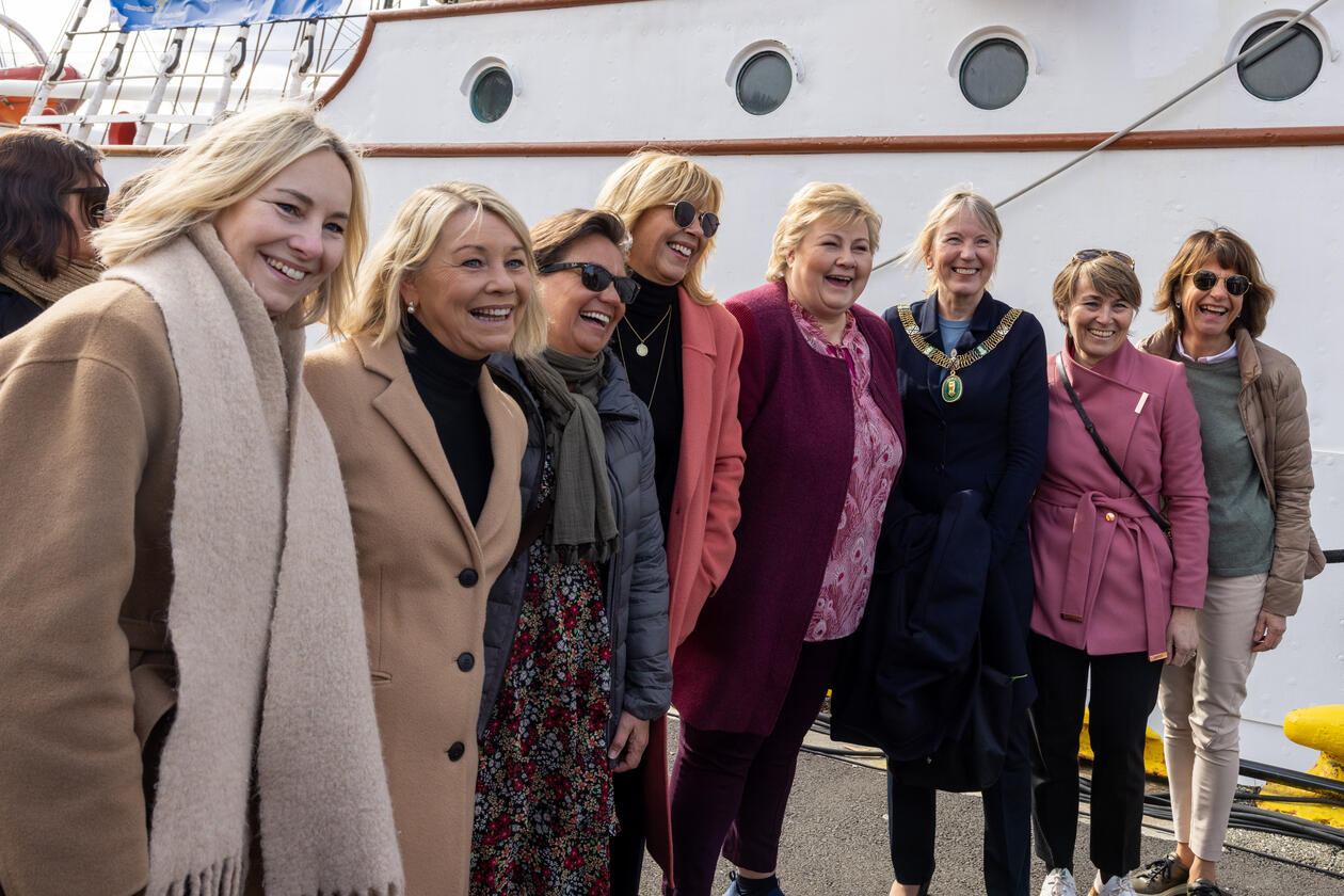 Gjester på bryggen da Statsraad Lehmkuhl ankom Bergen