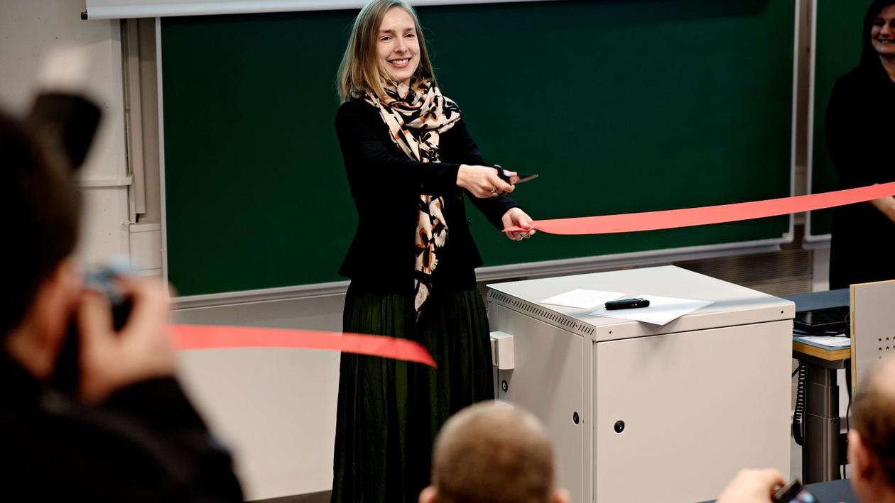 Research and Higher Education Minister Iselin Nybø officially opens the new center for data science.