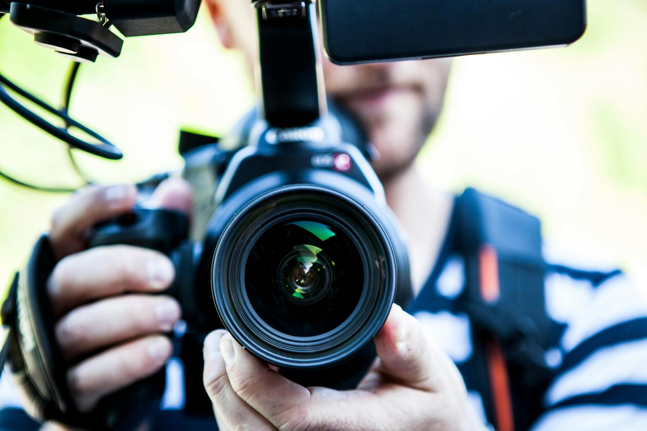 A phot looking straight into a big camerea lense.