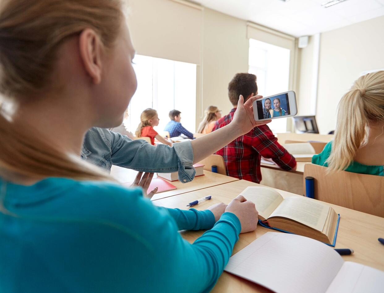 Barn som tar en selfie i et klasserom