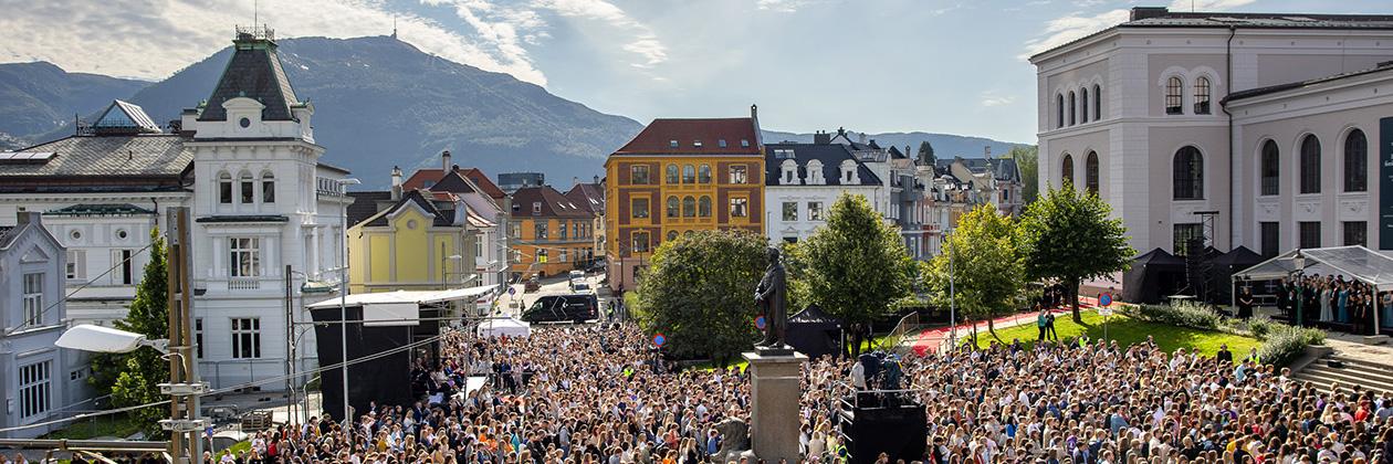 Bildet viser tusenvis av studenter samlet på Muséplass til studiestart i august 2023.