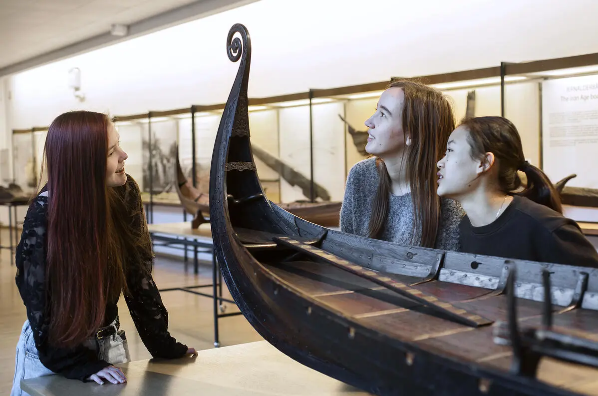 Picture of students looking at viking ship.