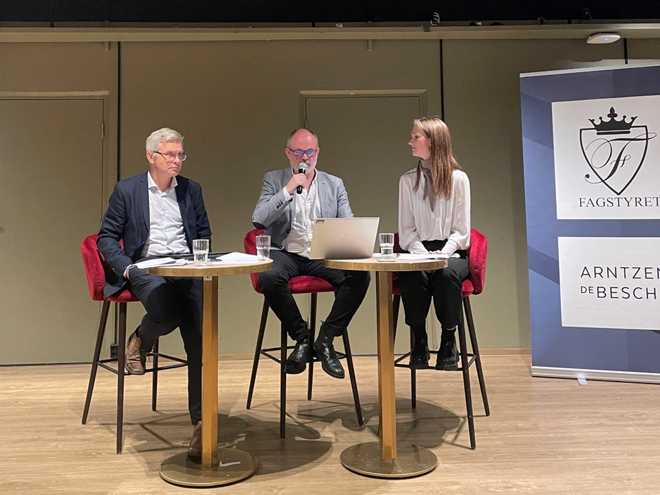 Silje Sofienlund i en debatt om "rettigheter på hjemmekontor" arrangert av Fagstyret ved Det juridiske fakultet i Bergen.