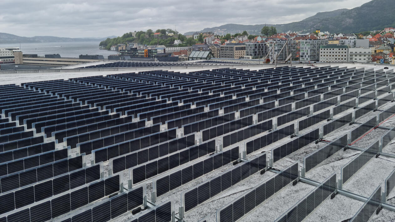 Solcelleparken på taket av Jus-bygget er svært effektiv, på tross av mindre paneler.