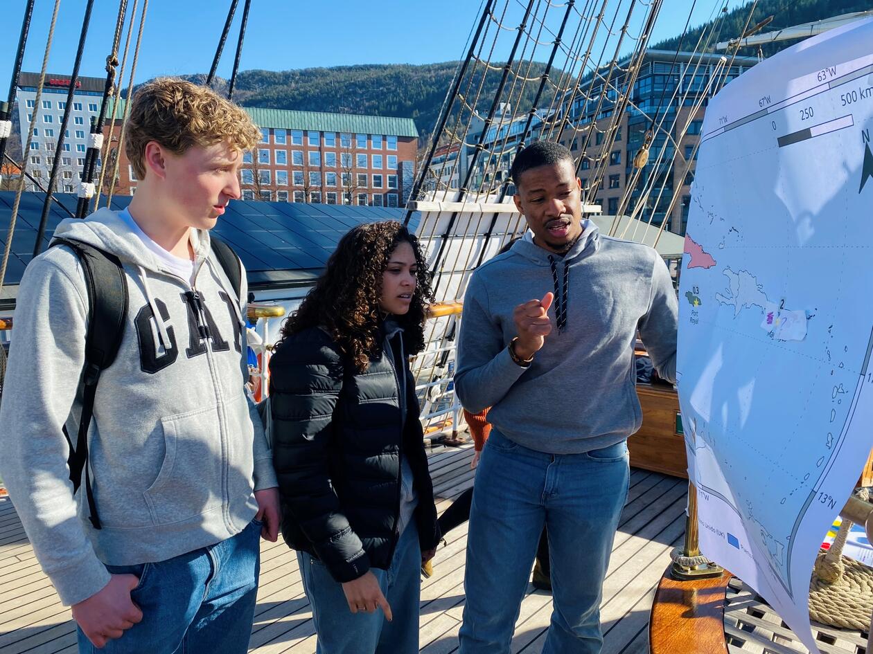 Studenter på dekk på Statsraad Lehmkuhl