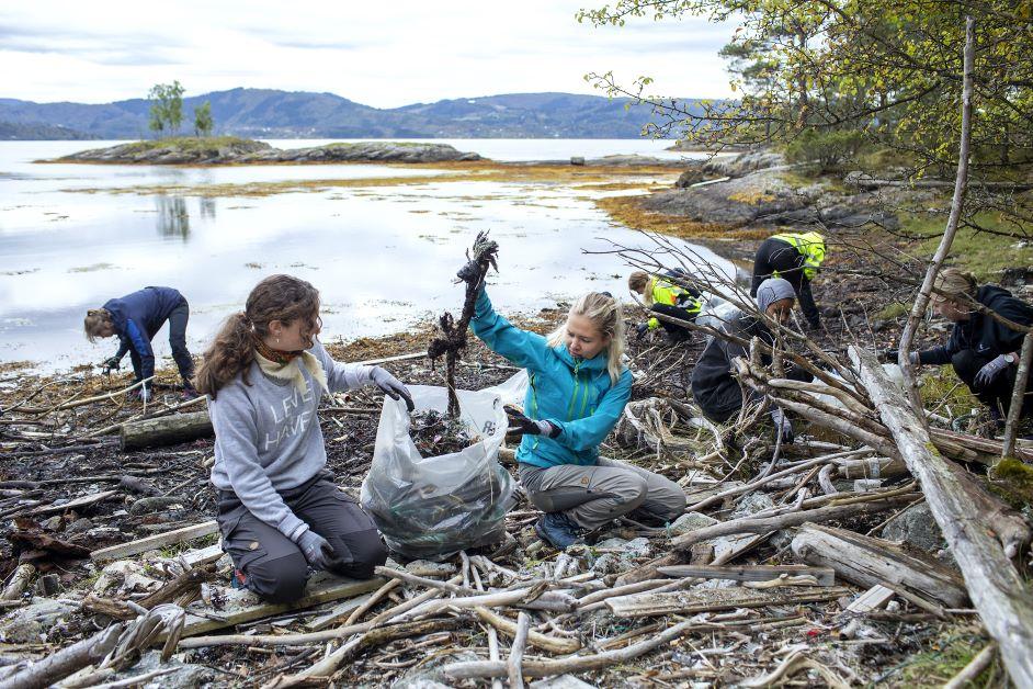 Ungdom rydder strand for plast